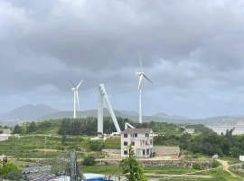 台风“杨柳”肆虐福建：风力发电机遭受重创，多辆汽车被坠落铁皮击中-六马资源分享网
