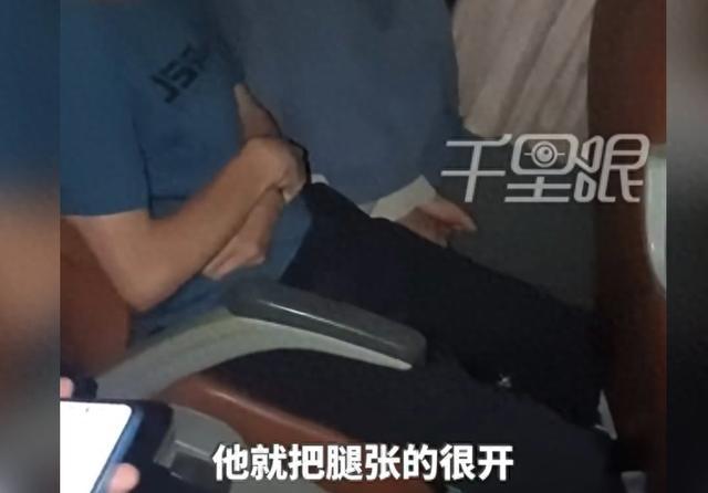 在公交车上，一名男子不恰当地接触11岁小女孩，同车乘客迅速制止。小女孩因惊吓蜷缩恐惧。-六马资源分享网